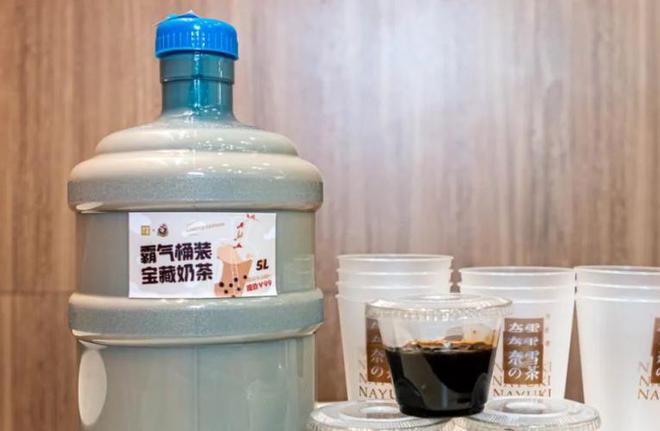 传奇的茶饮故事：一杯茶成就90后首富另一杯收获了爱情和80亿(图2)