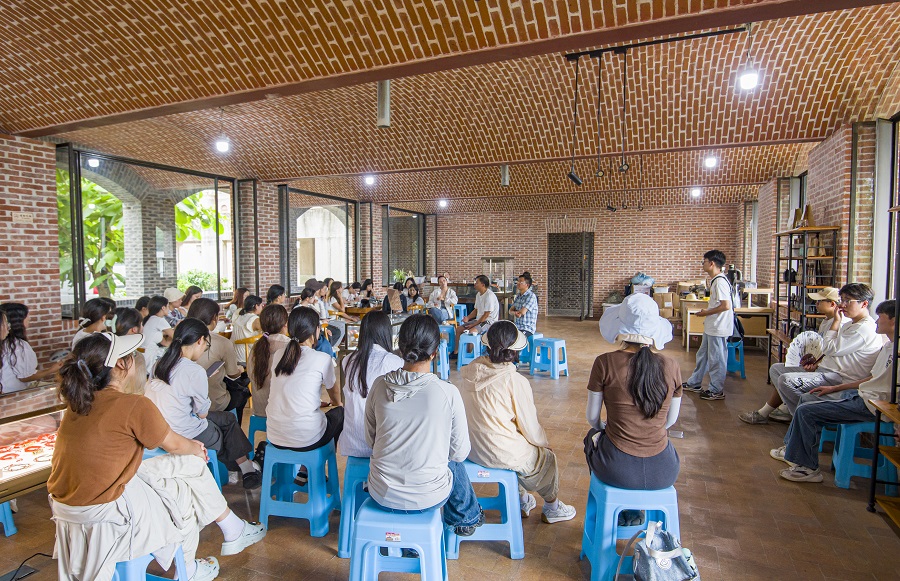 开元体育保山学院新闻系学生到云南小粒咖啡博物馆开展现场实践教学活动_新华网(图1)