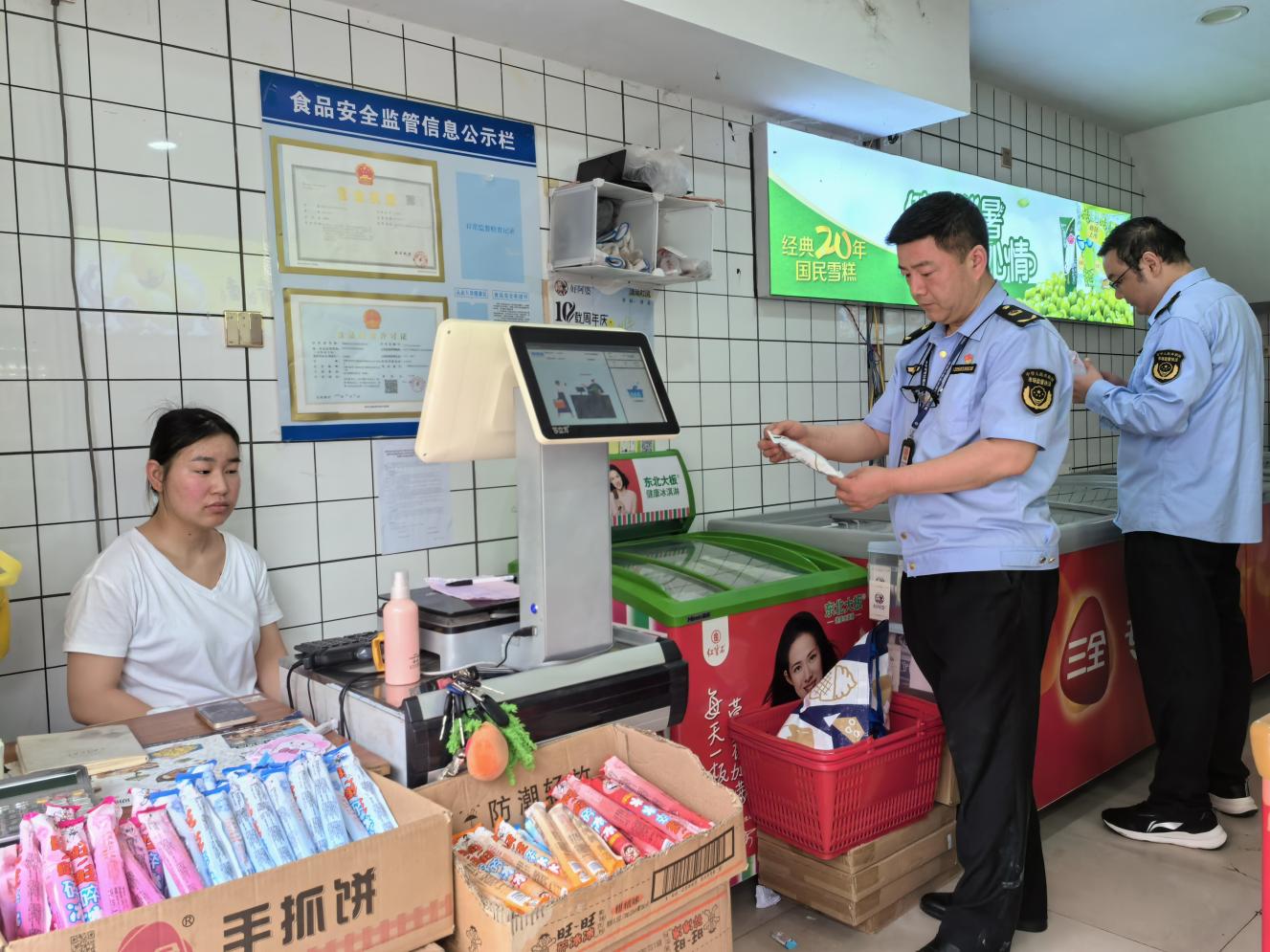 固镇县市场监管局“三严查”确保夏季饮品消费安全(图1)