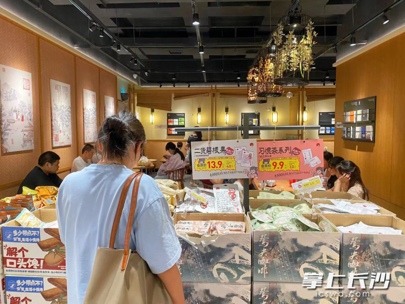 奶茶+零食一饮一食带来消费“新”走旺(图1)